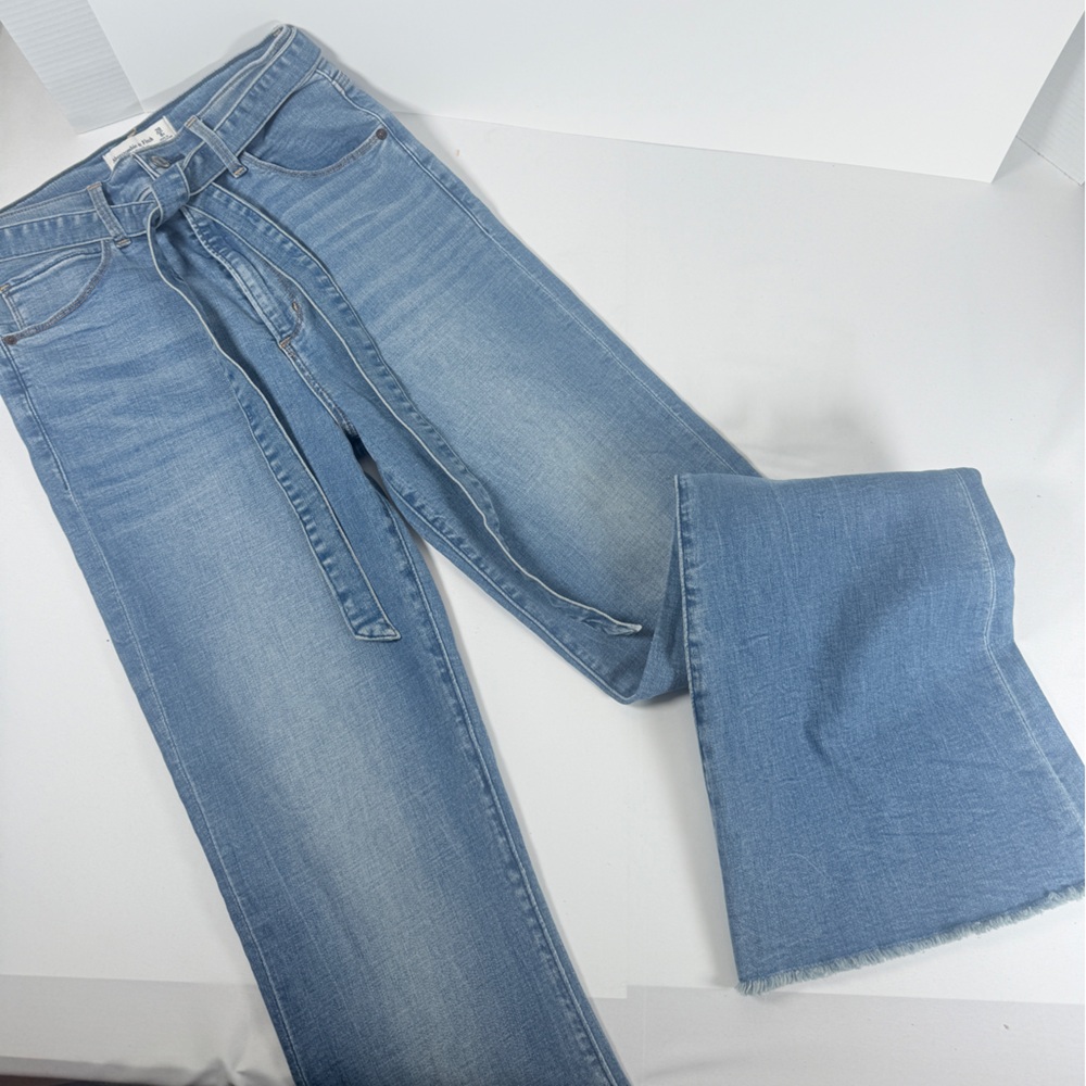 NWOT Abercrombie & Fitch Ultra High Rise Flare Jeans – Size 29 / 8R - Picture 4 of 8